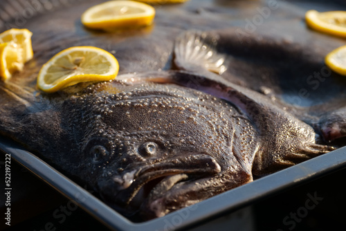 Fotografi A turbot fish prepared with lemons on it to be cooked on barbecue