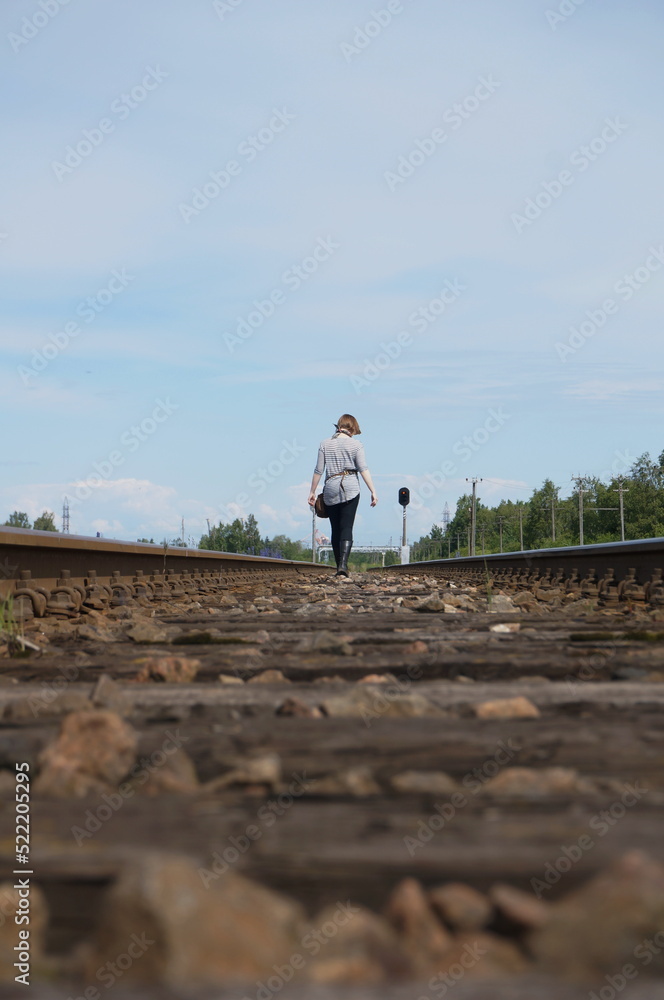 Obraz premium person walking on a railroad