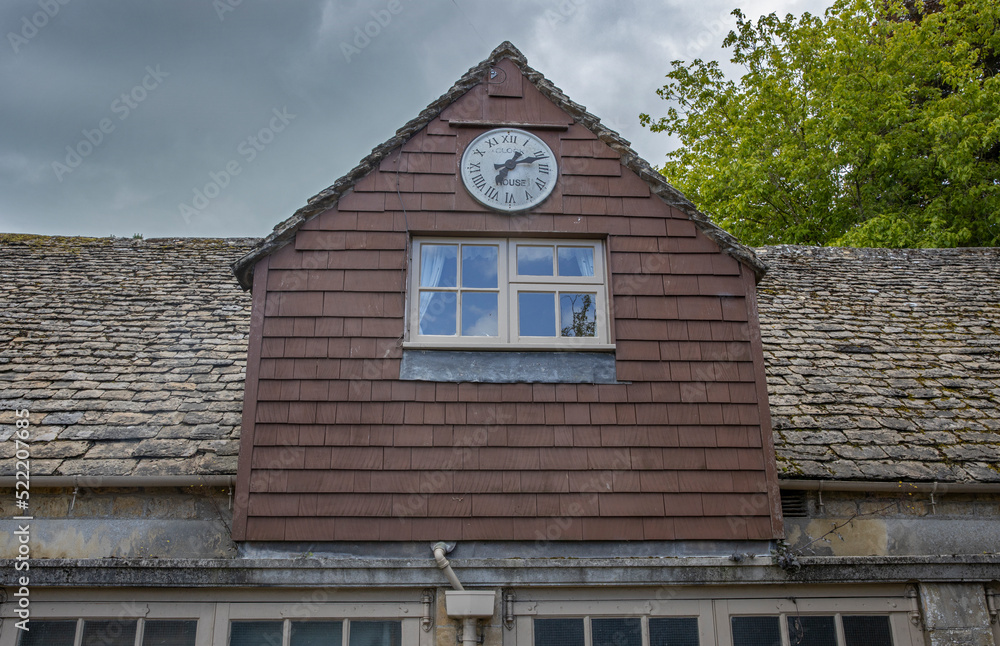 House with clock, Bourton on the water, Engeland, gloucestershire, uk, great Brittain House with clock, Bourton on the water, Engeland, gloucestershire, uk, great Brittain