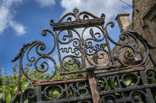 Metal gate., Houses in Bourton on the water, Engeland, gloucestershire, uk, great Brittain, streets, ornamental ironwork