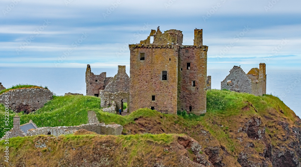 Estate - Dunnottar Castle  ist eine zerstörte mittelalterliche Festung auf einer felsigen Landzunge an der Nordostküste Schottlands 