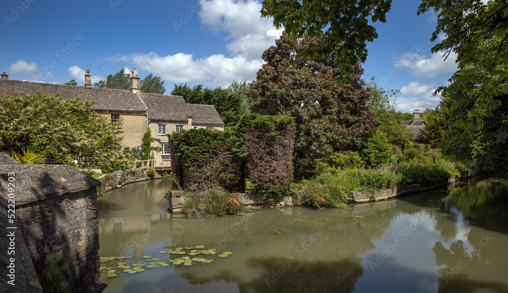 Burford, Cotswolds, Engeland,, Oxfordshire, UK, Great Brittain, stone bridge and houses near the river,