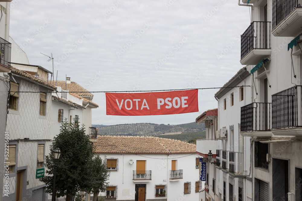 Cartel rojo publicitario en un pueblo de Granada de las elecciones que dice 