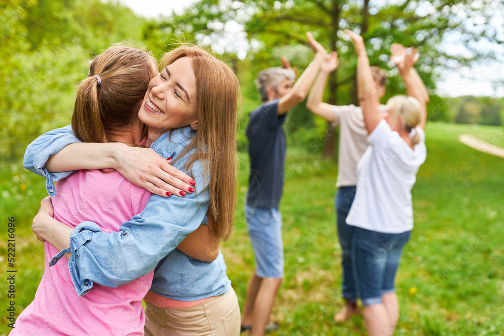 Zwei Frauen umarmen und freuen sich beim Teamevent Zwei Frauen umarmen und freuen sich beim Teamevent
