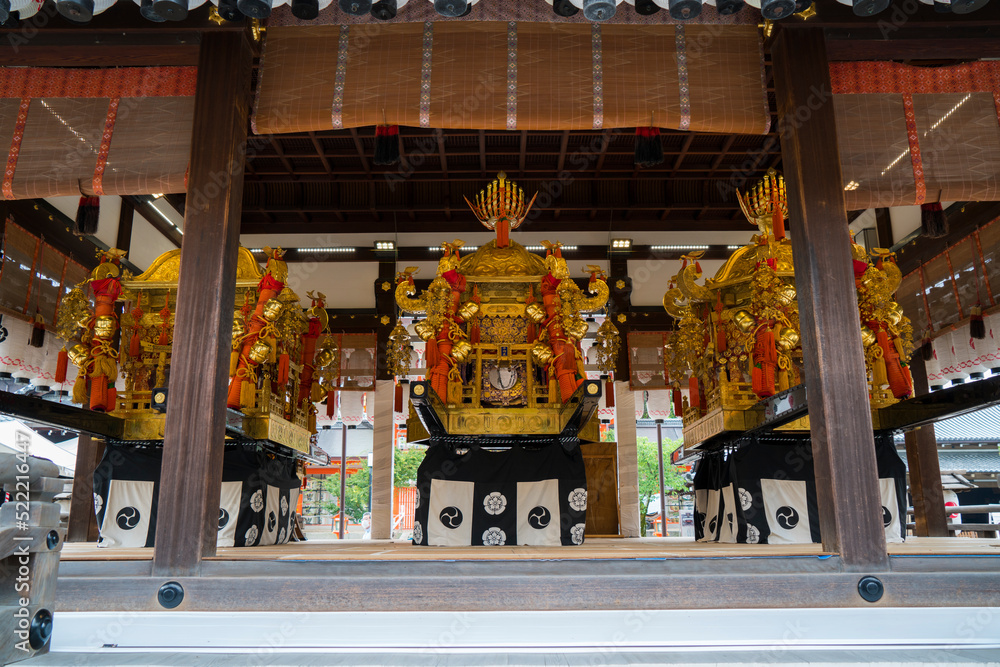 京都　祇園祭　八坂神社の舞殿に置かれた神輿