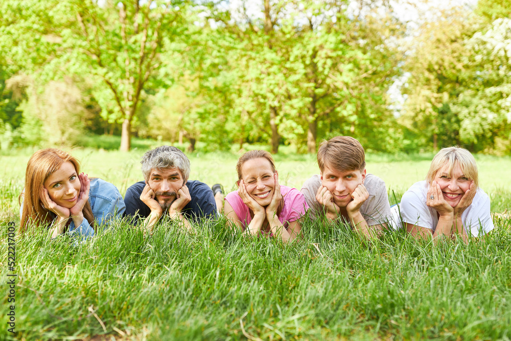 Fototapeta premium Freunde machen Pause auf einer Wiese im Sommer