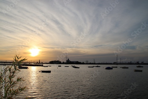 Atardecer en Río Tinto, desde el Muelle de las Carabelas, mientras las barcas descansan del azaroso día de trabajo.