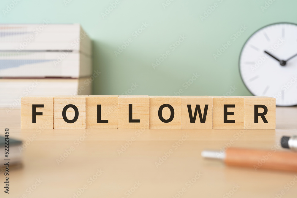 Φωτογραφία フォロワーのイメージ｜「FOLLOWER」と書かれたブロックが置かれたデスク