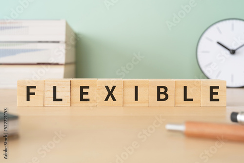 フレキシブル・柔軟のイメージ｜「FLEXIBLE」と書かれたブロックが置かれたデスク
 photo