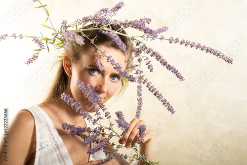 Sommermotiv, Frau hält russischen Lavendel in den Händen und trägt einen Zweig mit Blüten auf dem Kopf. photo