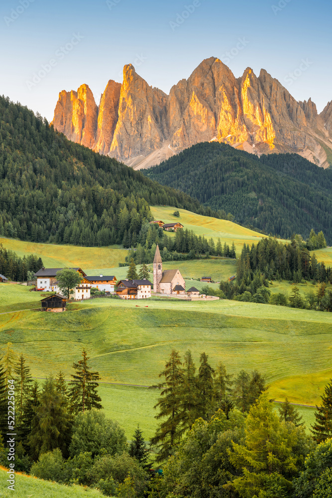Φωτογραφία Sunrise Scene of Landscape with the Santa Maddalena church and the Dolomites in