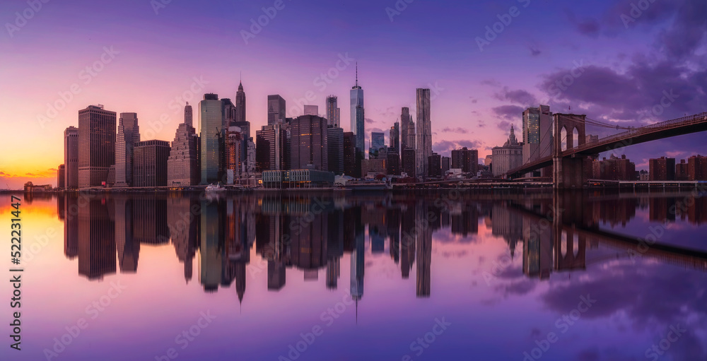 Fototapeta premium Preciosa vista al atardecer,de Manhattan y el puente de Brooklyn,la ciudad de New York, desde Dumbo, con reflejos efecto espejo