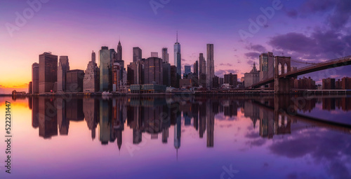 Preciosa vista al atardecer,de Manhattan y el puente de Brooklyn,la ciudad  de New York, desde Dumbo, con reflejos efecto espejo photo