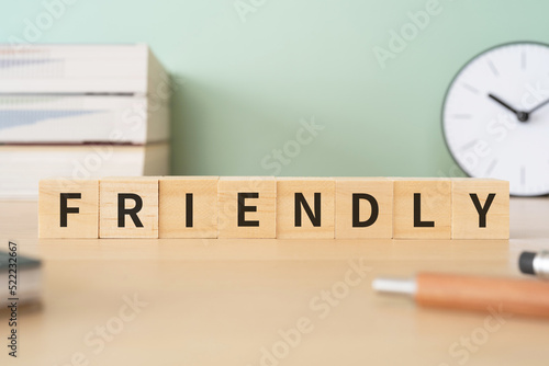 「FRIENDLY」と書かれたブロックが置かれたデスク 