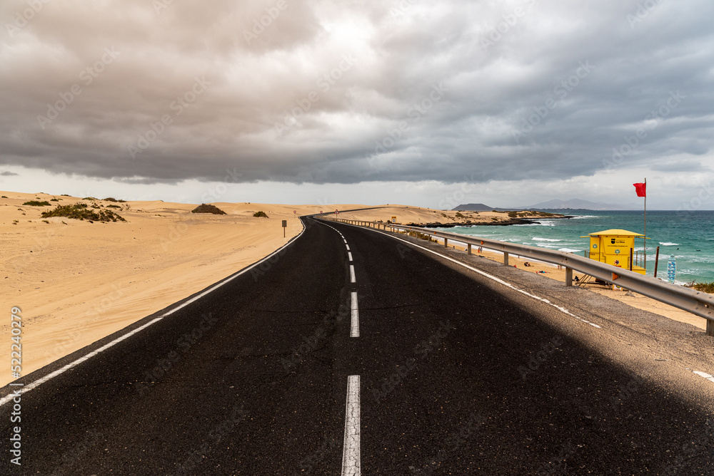 Fototapeta premium Straße durch die Dünen von Corralejo 