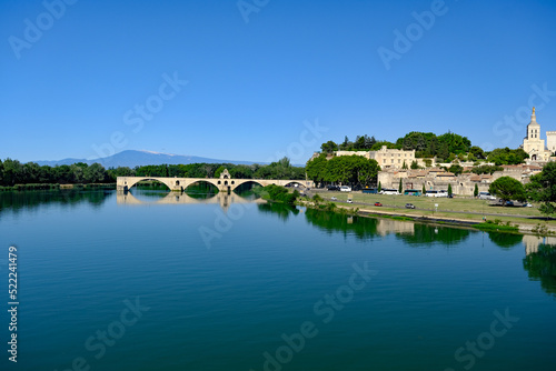 Pont d'Avignon avec le Palais des Papes et le Rhône (Mont Ventoux en arrière plan)
