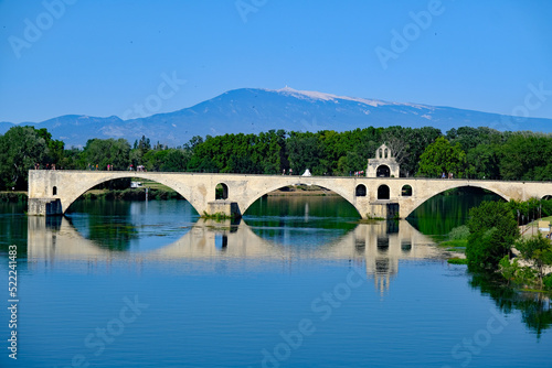 Pont Saint-Bénézet d'Avignon et le Mont Ventoux
