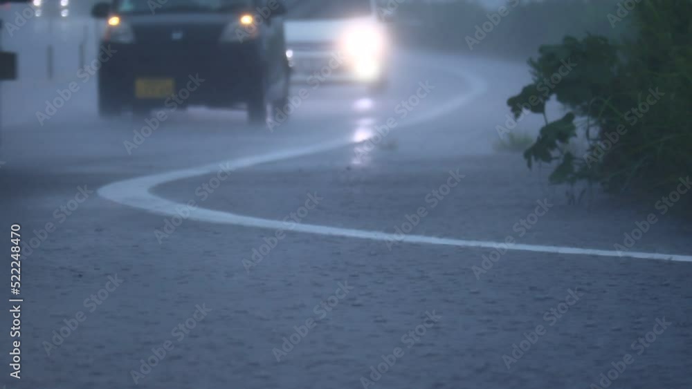 土砂降りの中で走行する自動車 大雨 暴風雨 土砂降りの中で走行する自動車 大雨 暴風雨