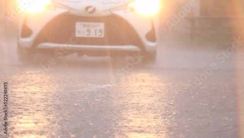 土砂降りの中で走行する自動車　大雨　国道　交差点
