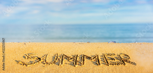 Das wort "summer" in den Sand geschrieben