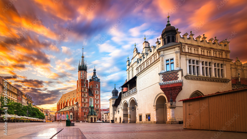 Obraz na płótnie Rynek Główny w Krakowie z Kościołem Mariackim o wschodzie słońca latem - długi czas naświetlania w salonie