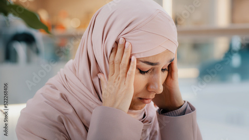 Photo Close-up upset young woman gets bad news feels stressful anxiety frustrated musl