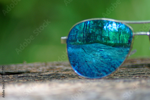 Brille_auf_Bank