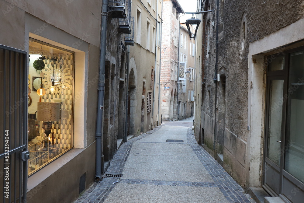 Rue typique, ville de Cahors, département du Lot, France