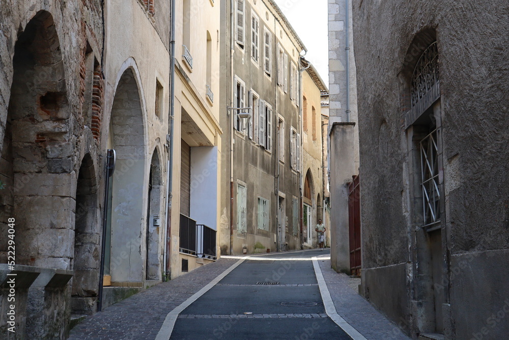 Rue typique, ville de Cahors, département du Lot, France