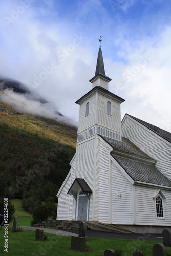 Paisajes noruegos, lagos, fiordos, iglesias.