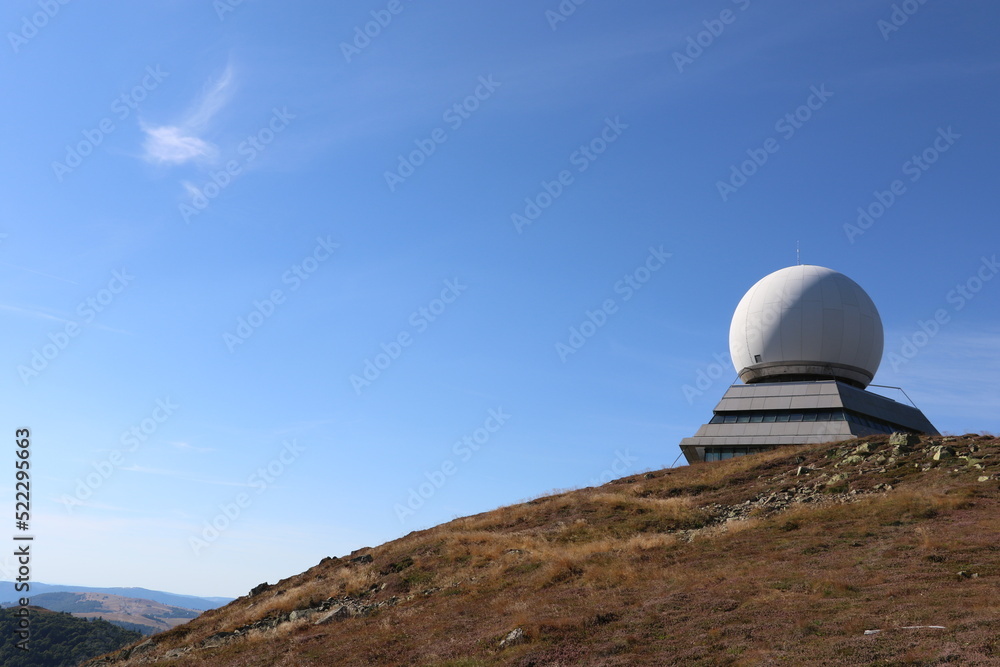 Obraz premium Radar de l’aviation civile à Grand Ballon, dans les Vosges