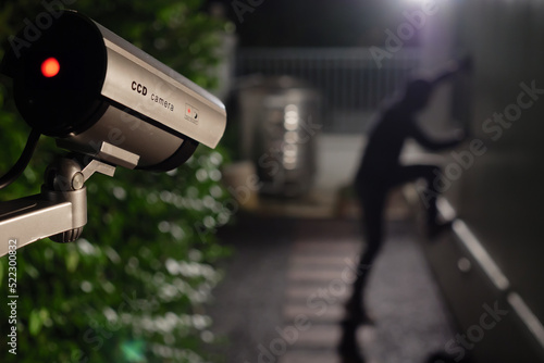 Murais de parede CCTV Surveillance camera capturing thief during breaking into house