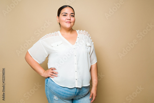 Cuadro en lienzo Beautiful latin fat woman promoting body positivity