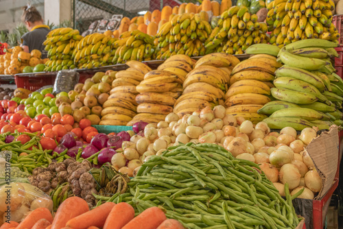 habicuelas rodeadas de frutas, cebollas y zanahorias, 