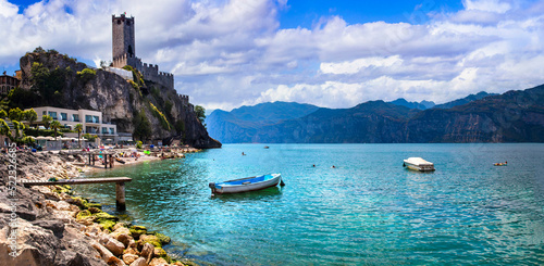 Fototapeta Naklejka Na Ścianę i Meble -  Amazing italian lake scenery - beautiful Lago di Garda. panoramic view of Malcesine castle and beach