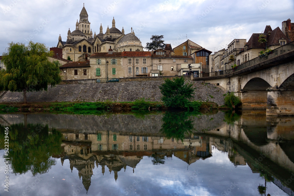 old town of Périgueux, bridge over Isle River, Saint-Front Cathedral in background, World Heritage Sites of the Routes of Santiago de Compostela in France, Dordogne, Aquitaine, France, Europe