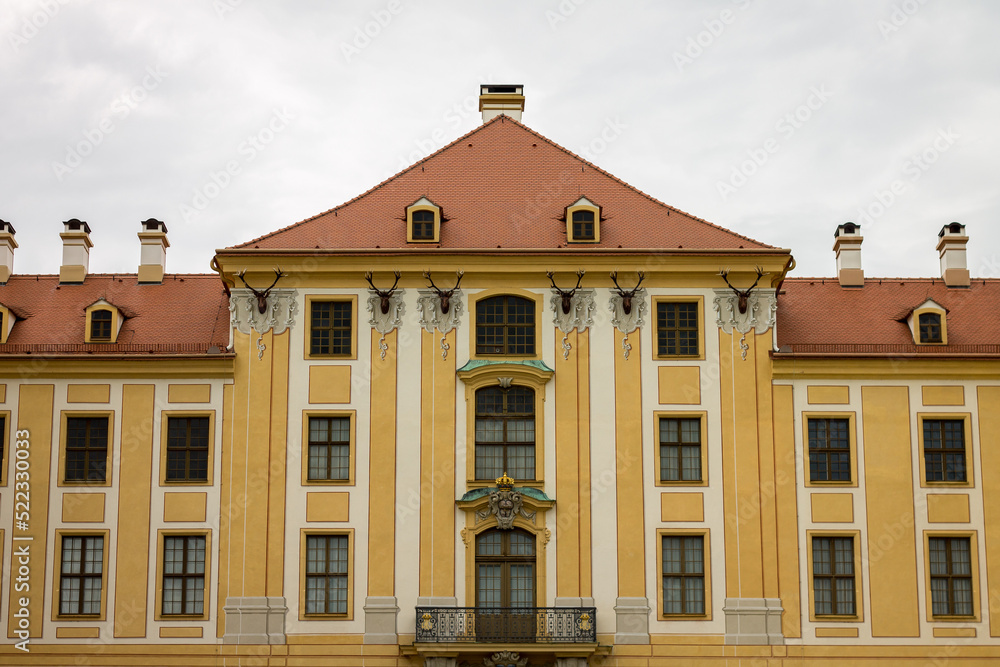 Fototapeta premium Schloss Moritzburg Fassade mit Geweihen