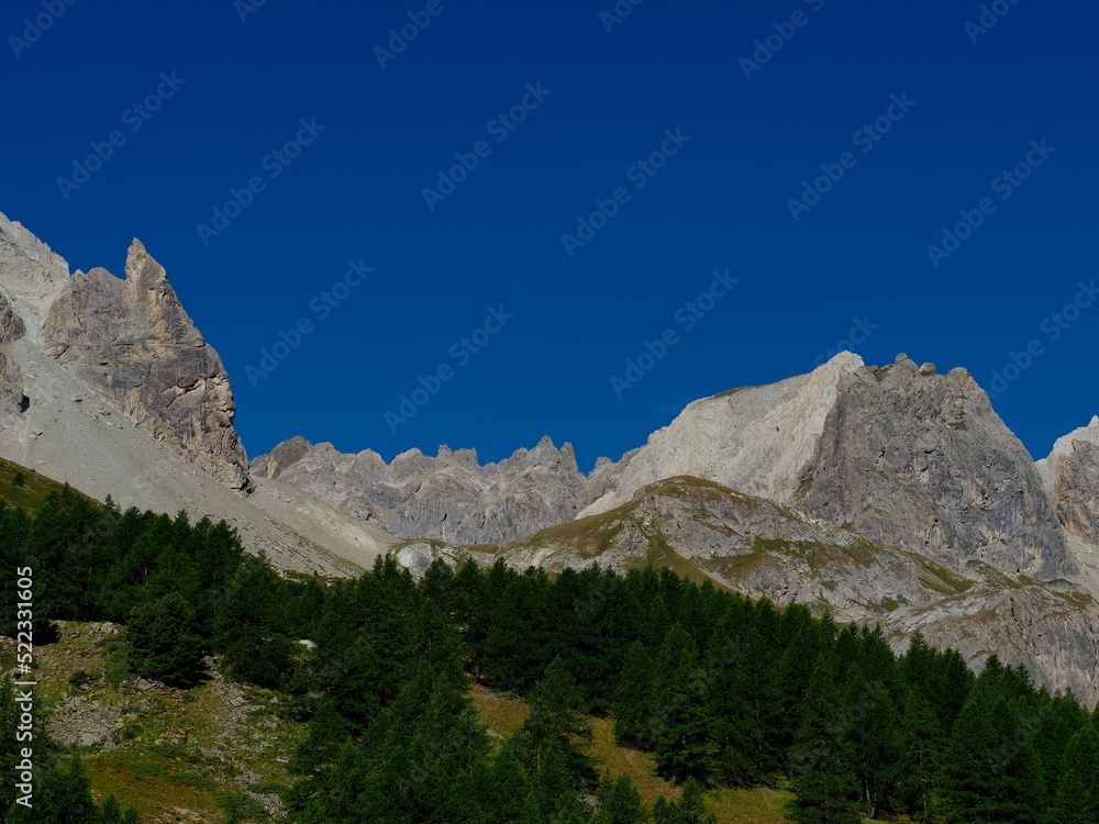 vallée de la clarée avec pics, montagne, roches et ciel bleu