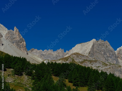 vallée de la clarée avec pics, montagne, roches et ciel bleu