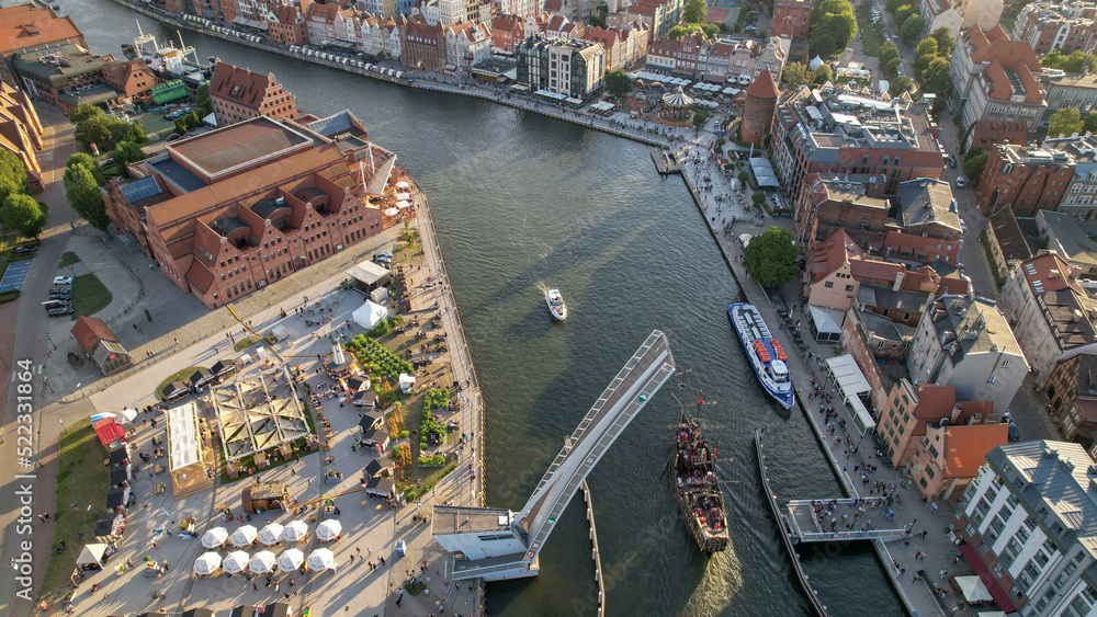 Obraz premium Drawbridge in the heart of Gdansk.