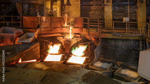 Fotografie Process of pouring liquid hot copper into molds.