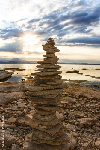 costruzione verticale di sassi sul lago