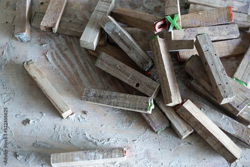 Stapel kleiner grauer Holzstückchen auf Tisch in Keramikwerkstatt Stapel kleiner grauer Holzstückchen auf Tisch in Keramikwerkstatt