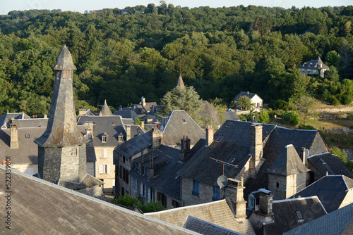 lever de soleil sur les toit d'un village de Corrèze en été - Limousin