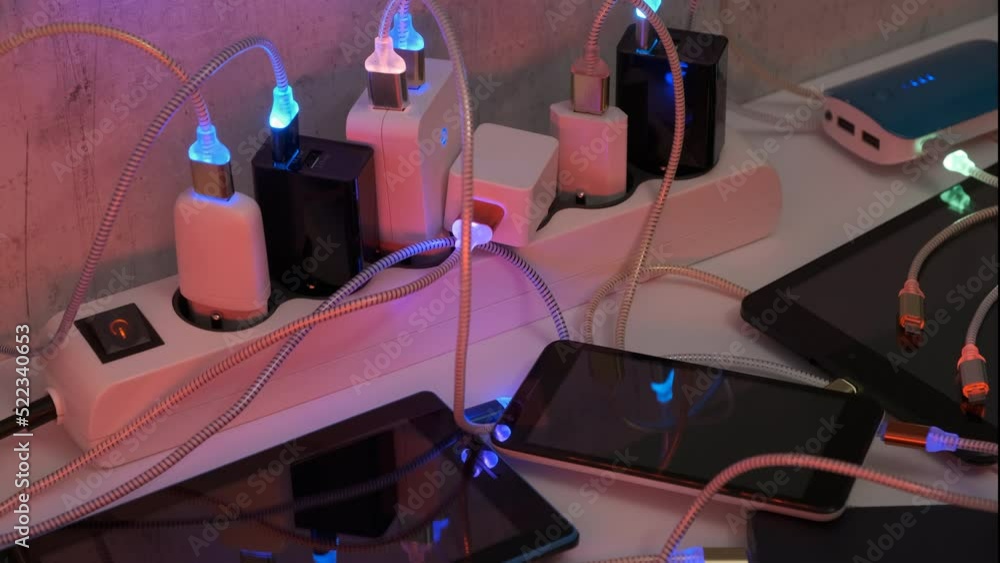 Vidéo Stock Connect Smartphone Mobile Phone and tablets connected to Charging hub on the Table