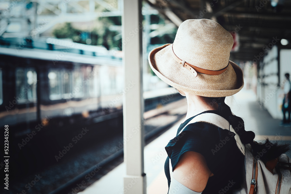 電車を待つ女性