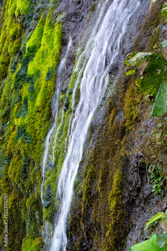 岩肌を流れる滝  © kinpouge