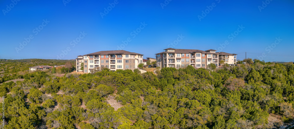 Obraz premium Austin, Texas- Complex apartment buildings near the cliff in a panoramic view