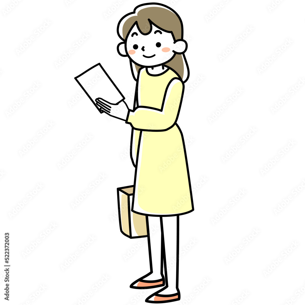 立ったまま手にした紙を見る若い女性 立ったまま手にした紙を見る若い女性