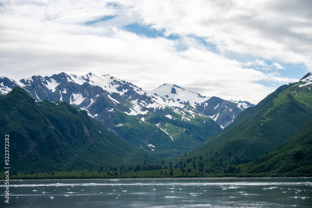 Obraz premium View of mountains along the Alaska cost by the Hubbard glacier.